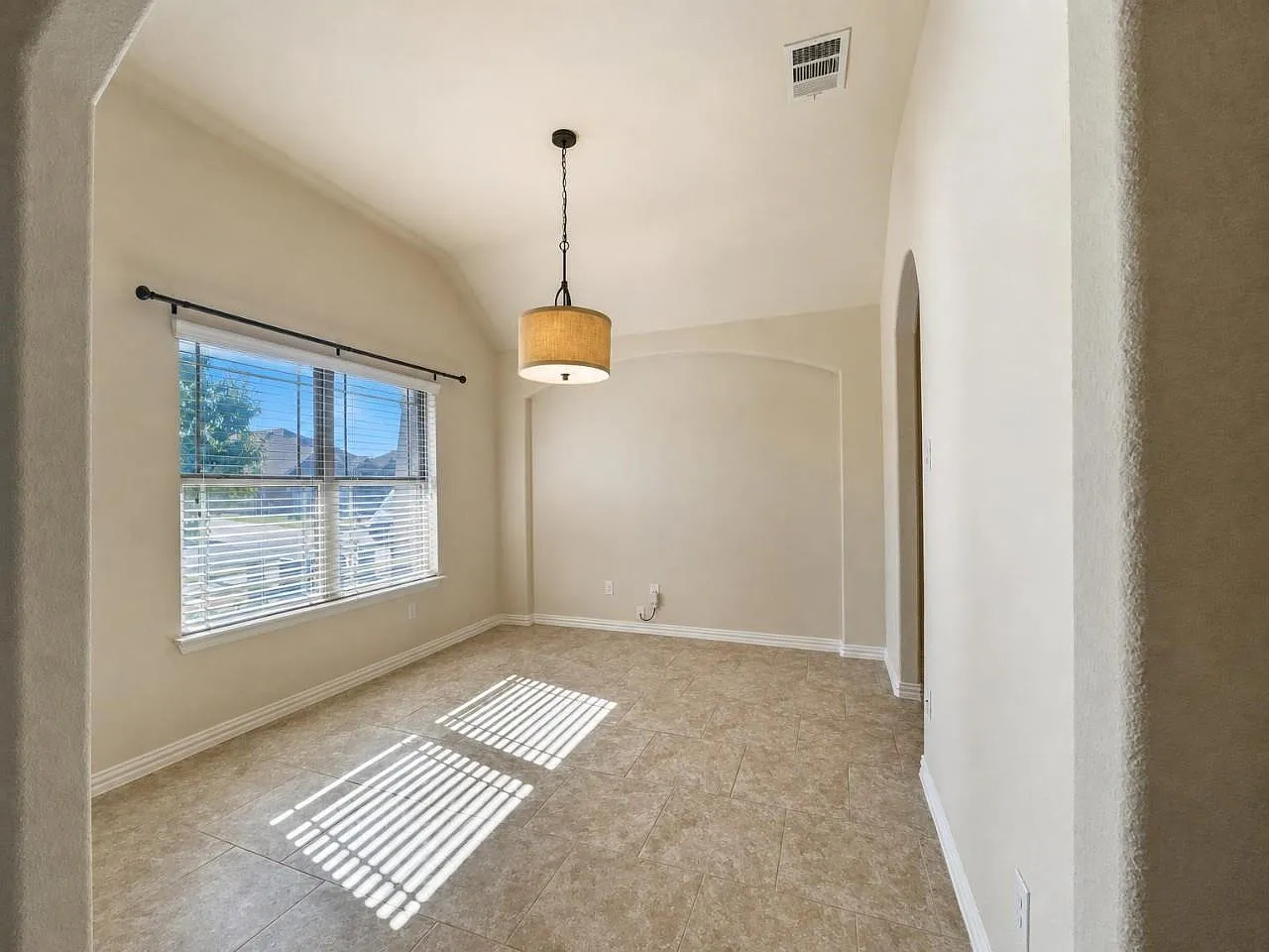 3 bed, 2.0 bath, 1835 sqft, $2,050 — Photo 3
