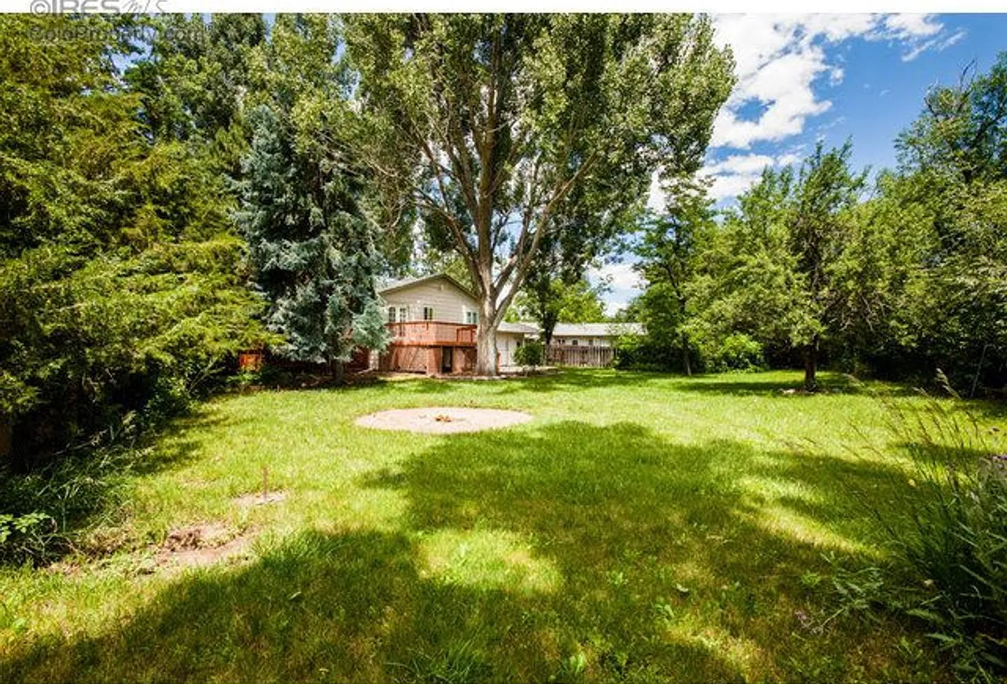 Massive Yard & Quiet Neighborhood — Photo 1