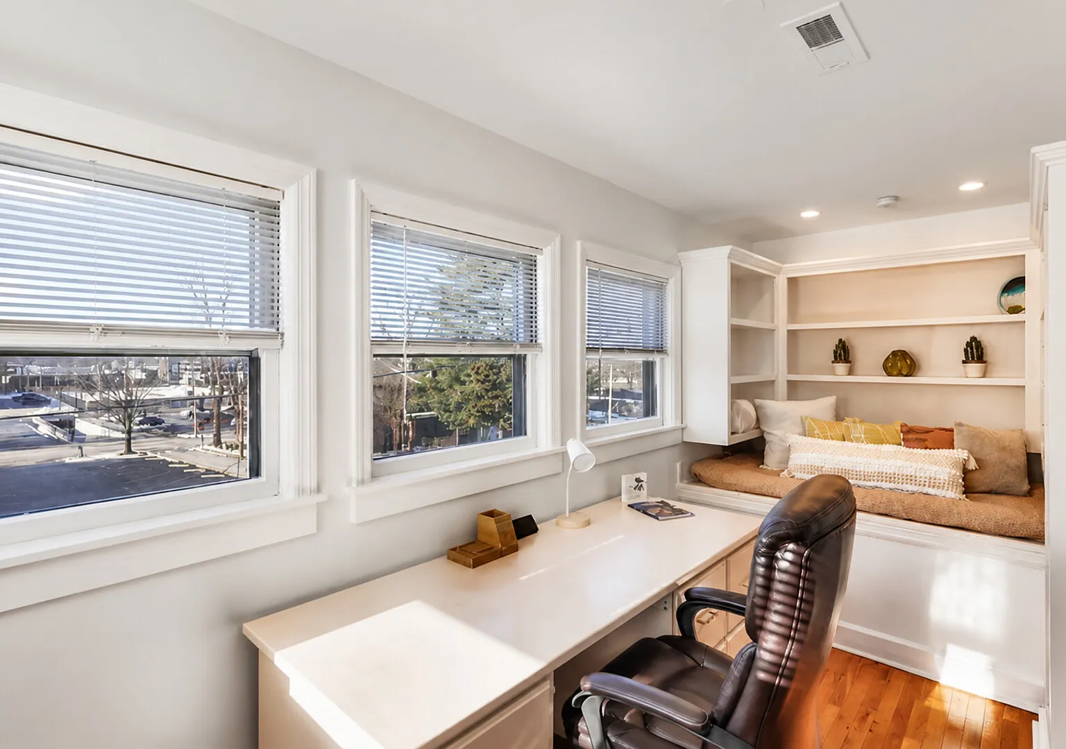 Stay AwhileYour Bright, Spacious and Cozy Retreat — Photo 4