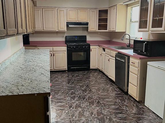 3rd image of 323 Upper Silver Creek Rd