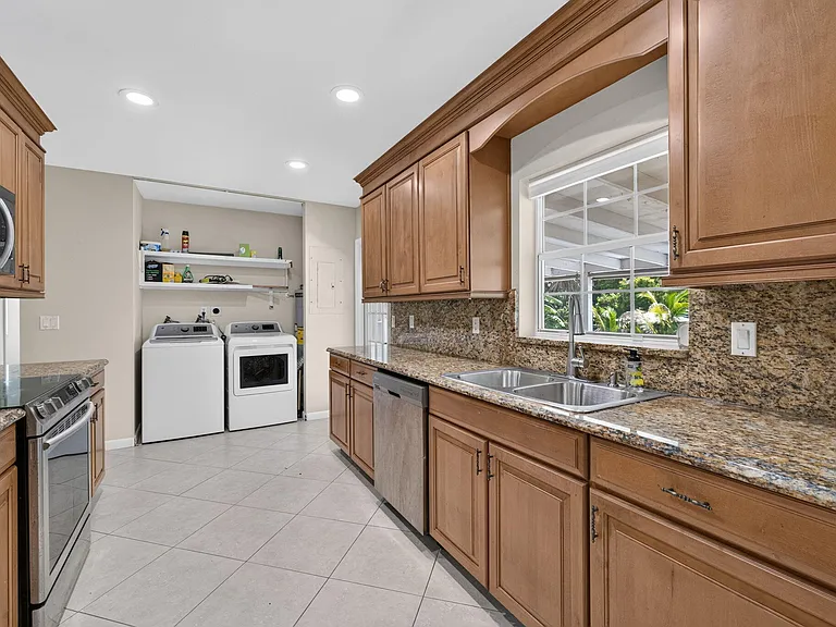 416 SE Naranja Ave — Photo 6