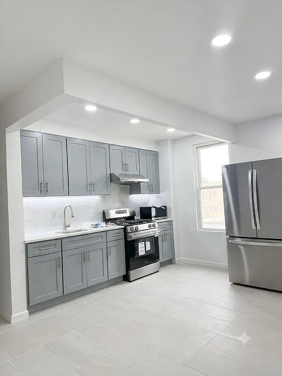4 bed, 950 sqft, $3,850 — Photo 1