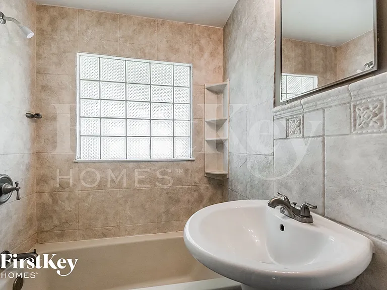 704 Highland Dr — Photo 13