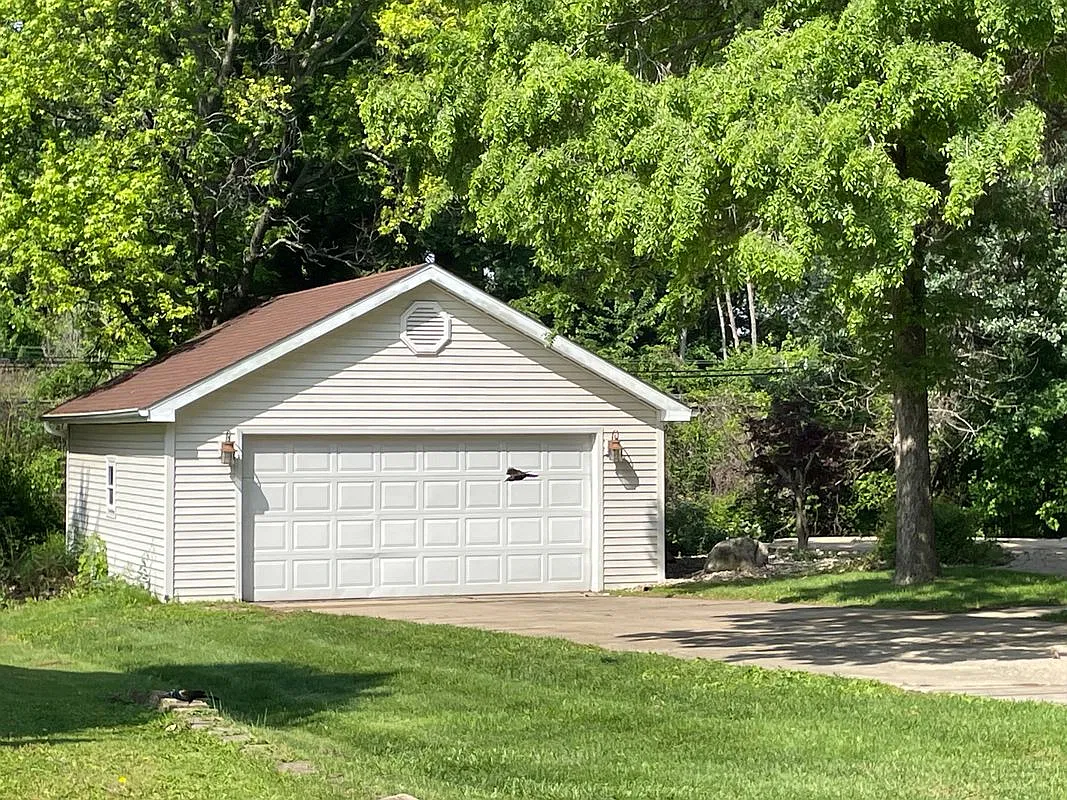 3 bed, 1.0 bath, 2176 sqft, $2,300 — Photo 2