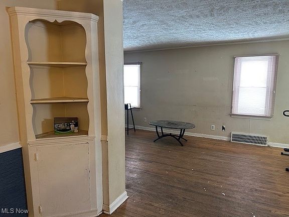 4th image of 21012 Hillgrove Ave