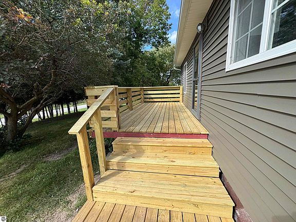 3rd image of 930 Reed Rd