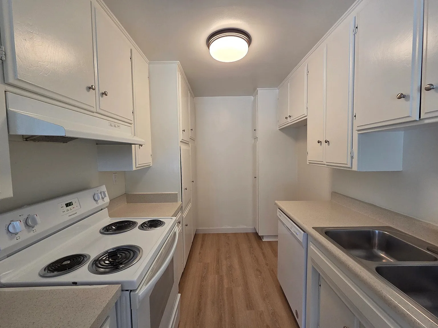 Crown Encino Apartments — Photo 3