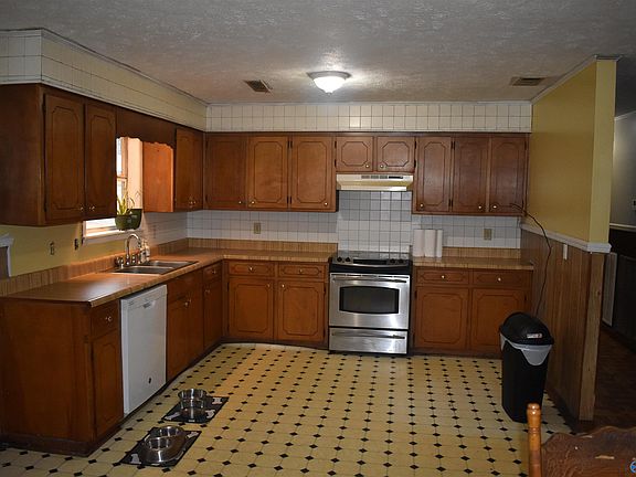 2nd image of 404 Alicia St