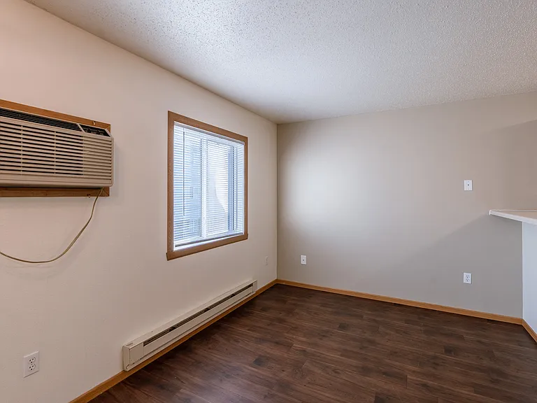 Fargo, ND Sunwood Apartments | Living and kitchen Fargo, ND Sunwood Apartments | Studio dining
