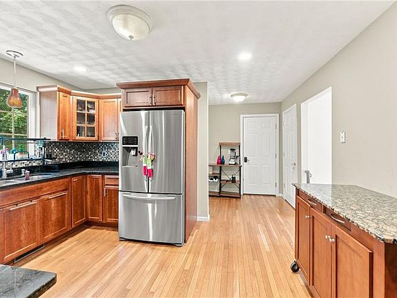 3rd image of 19 Gilcrest Dr