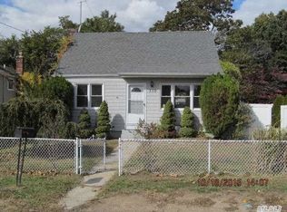 330 Robbins St, Lindenhurst, NY 11757