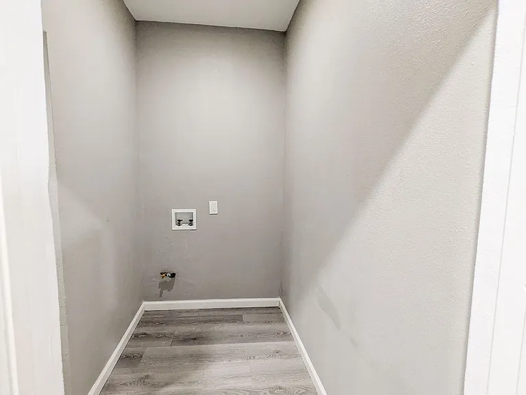 1478 Johns St — Photo 11