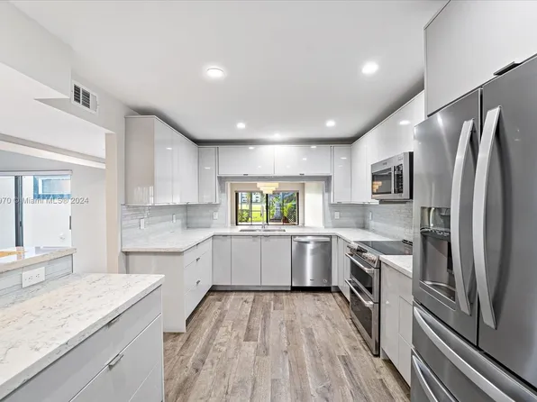 294 Fairway Cir #74, Weston, FL 33326