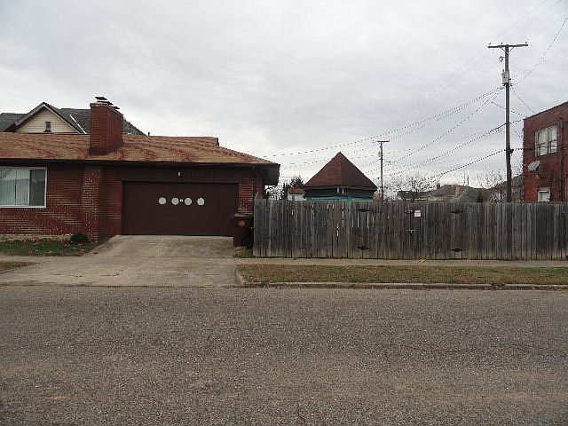 2nd image of 603 Adams St