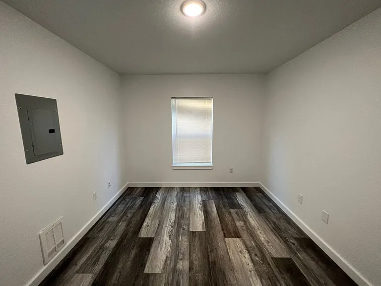 583 N Main St — Photo 12