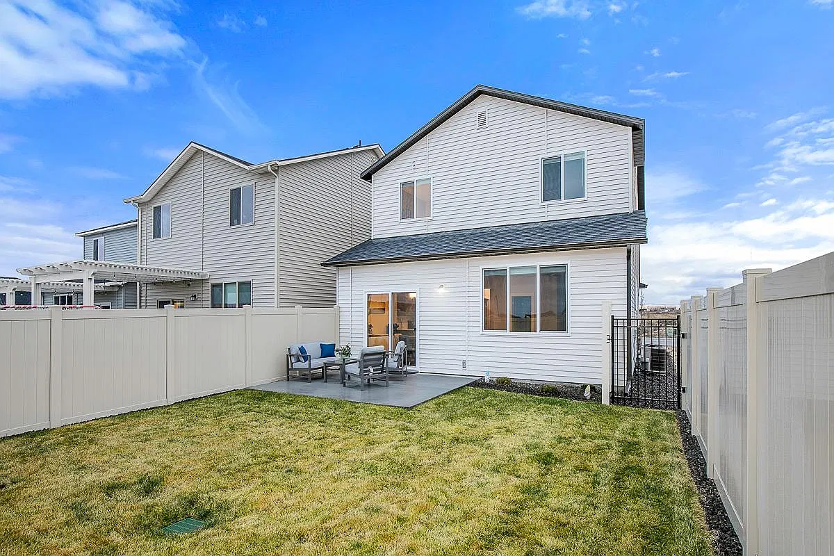 3 bed, 2.5 bath, 1829 sqft, $2,400 — Photo 3