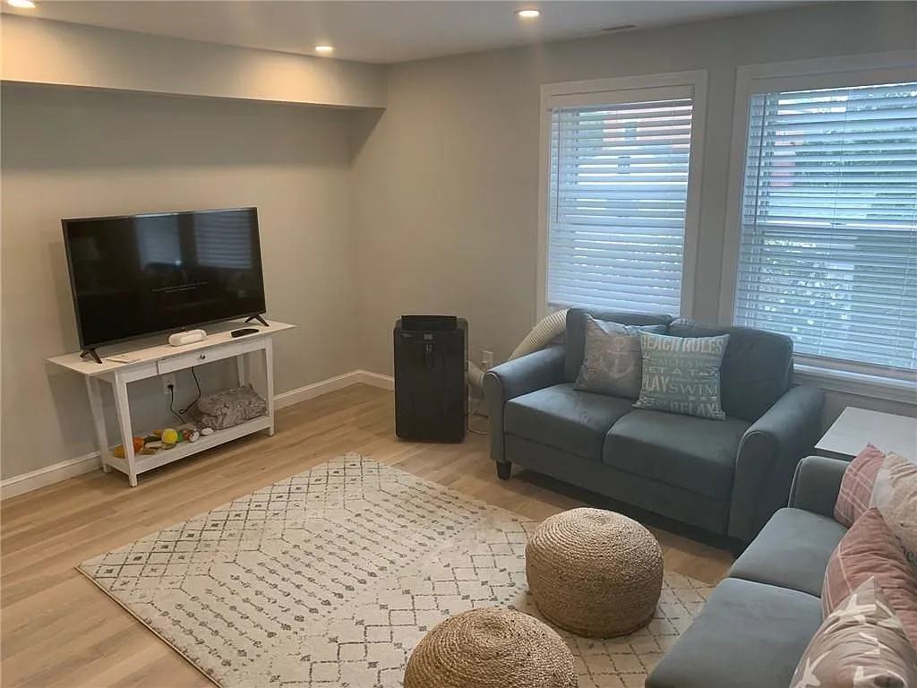 3 bed, 2.0 bath, 1500 sqft, $2,700 — Photo 1