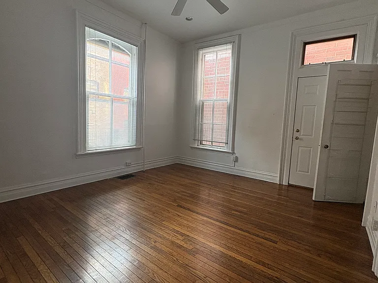 610 W Briar Pl #1 — Photo 5