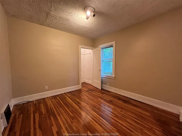 2423 Princess Ave — Photo 17