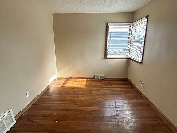4th image of 609 E 5th St