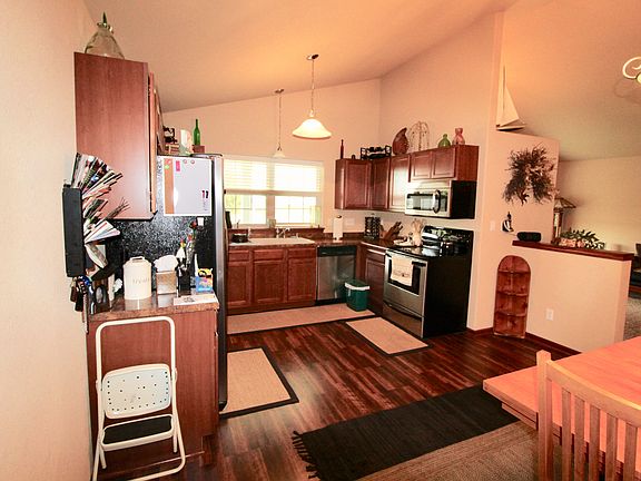 5th image of 421 Champlain Dr