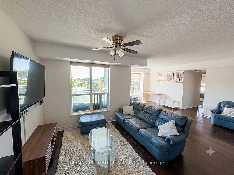 60 Fairfax Cres #425 — Photo 2