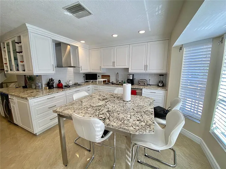 4230 N Ocean Dr — Photo 6