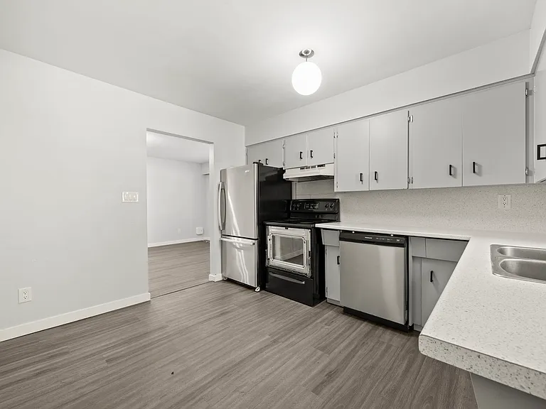 3568 Handley Cres — Photo 2
