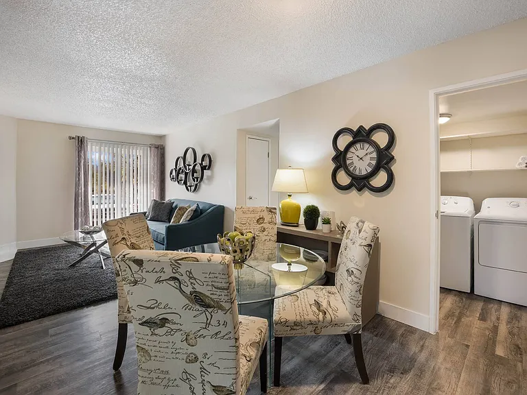 Woodland Hills Apartments — Photo 7