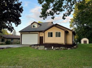 15133 Eddy Lake Rd, Fenton, MI 48430
