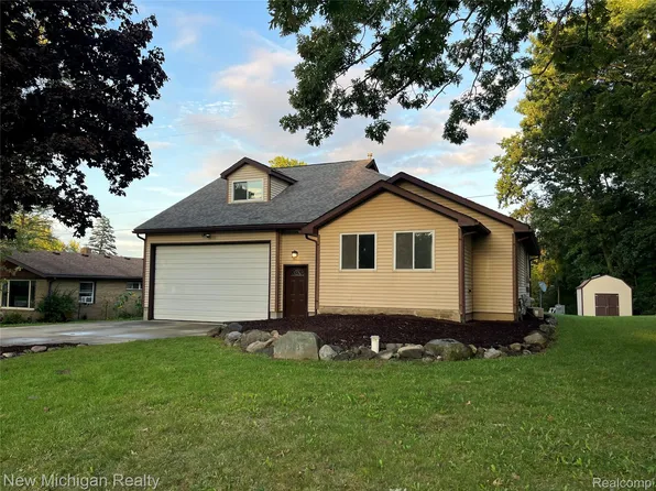 15133 Eddy Lake Rd, Fenton, MI 48430