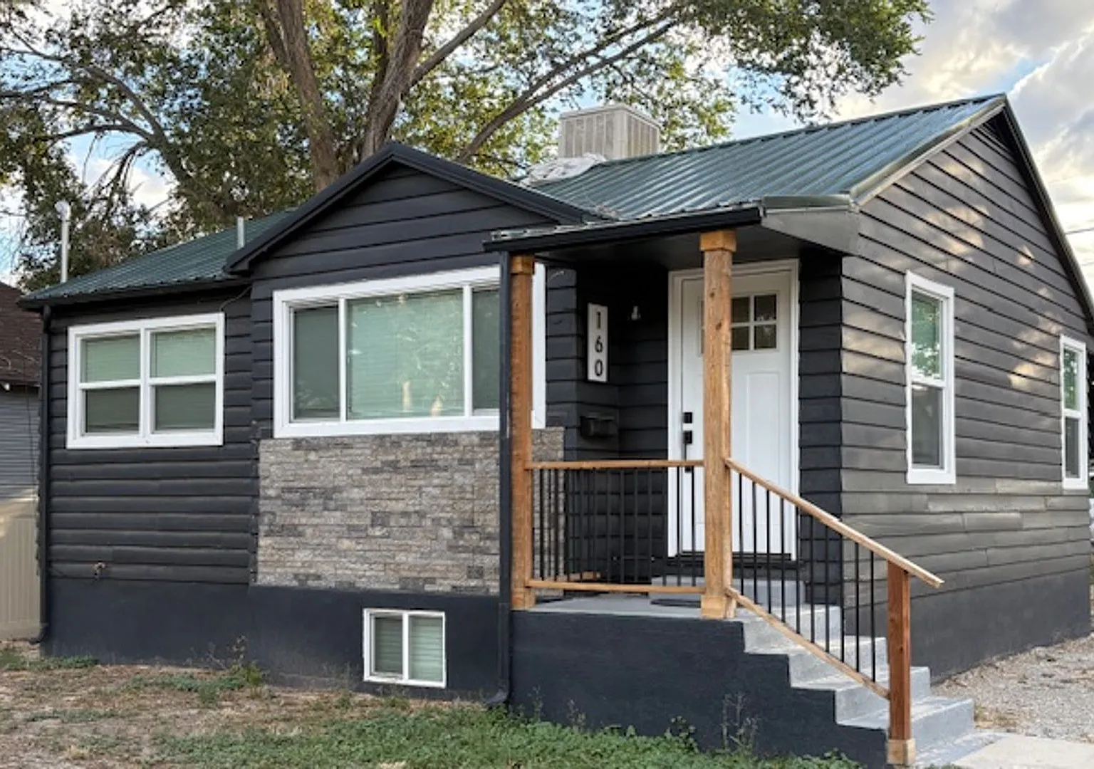 Cute 4 bedroom home in Price! — Photo 1