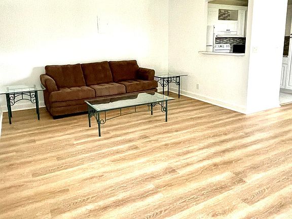 2nd image of 114 Valencia E