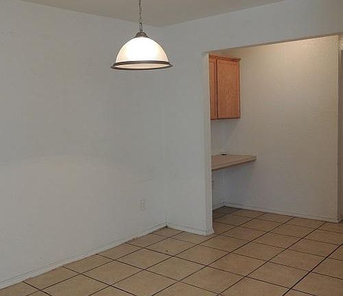 5th image of 933 Rosewood Dr #B