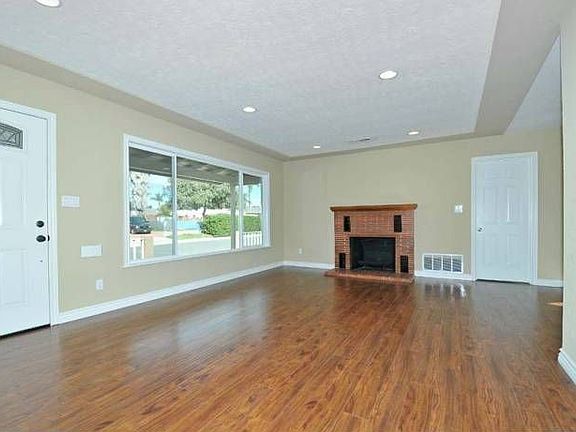 Living room w/fireplace