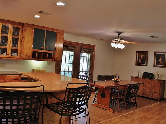 5th image of 812 Crestview Dr