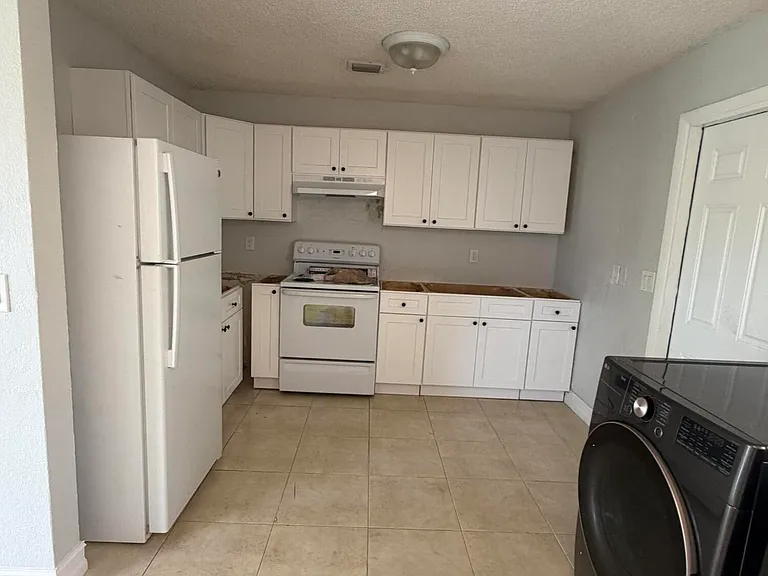 1643 NE 3rd Ave — Photo 3