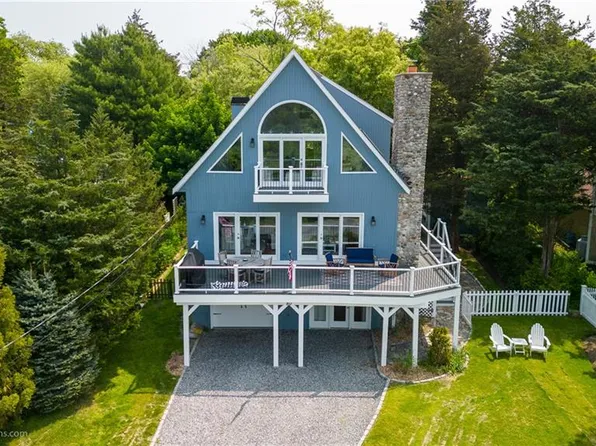 80 Umiak Ave, Jamestown, RI 02835