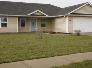 906 Mystic Dr, Centralia, MO 65240