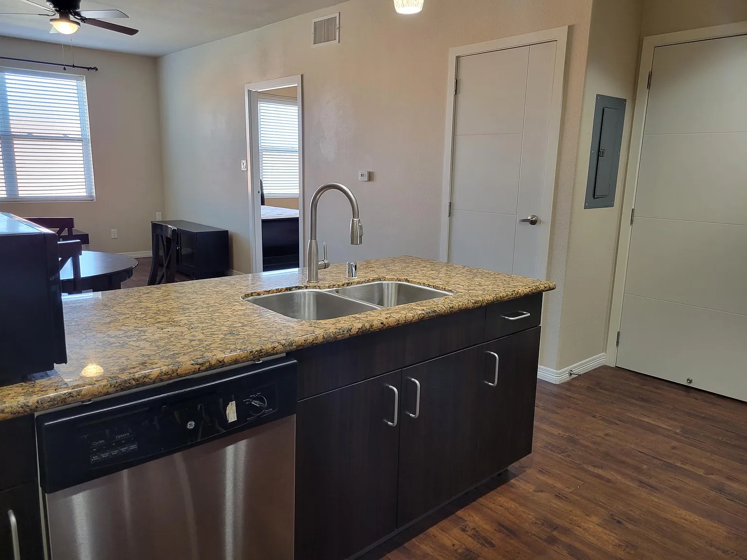 1 bed, 700 sqft, $1,300 — Photo 2