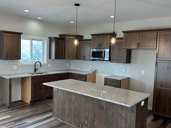 5th image of 520 River Dr