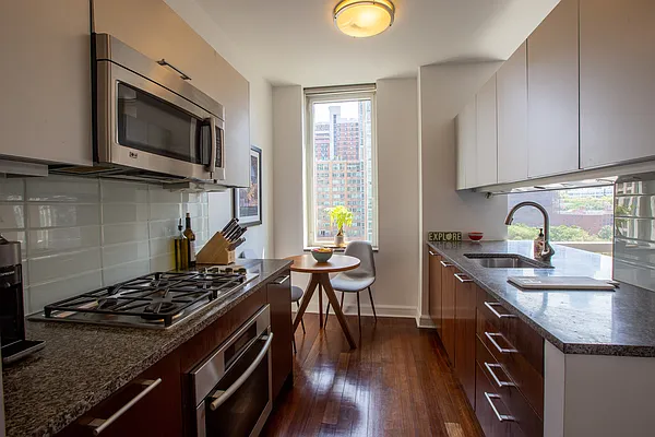 Rented by R New York | media 18