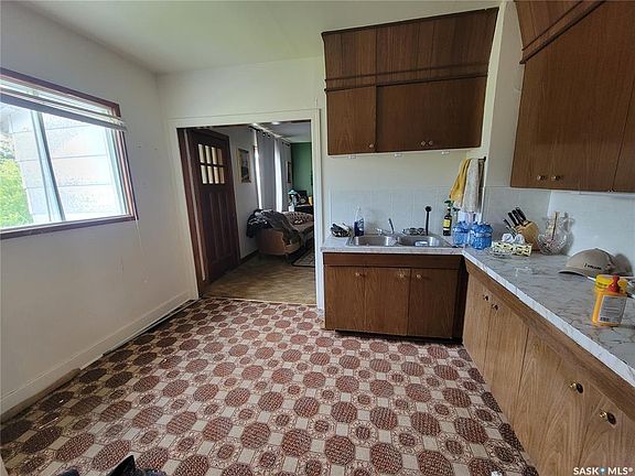 5th image of 204 Princess Ave W
