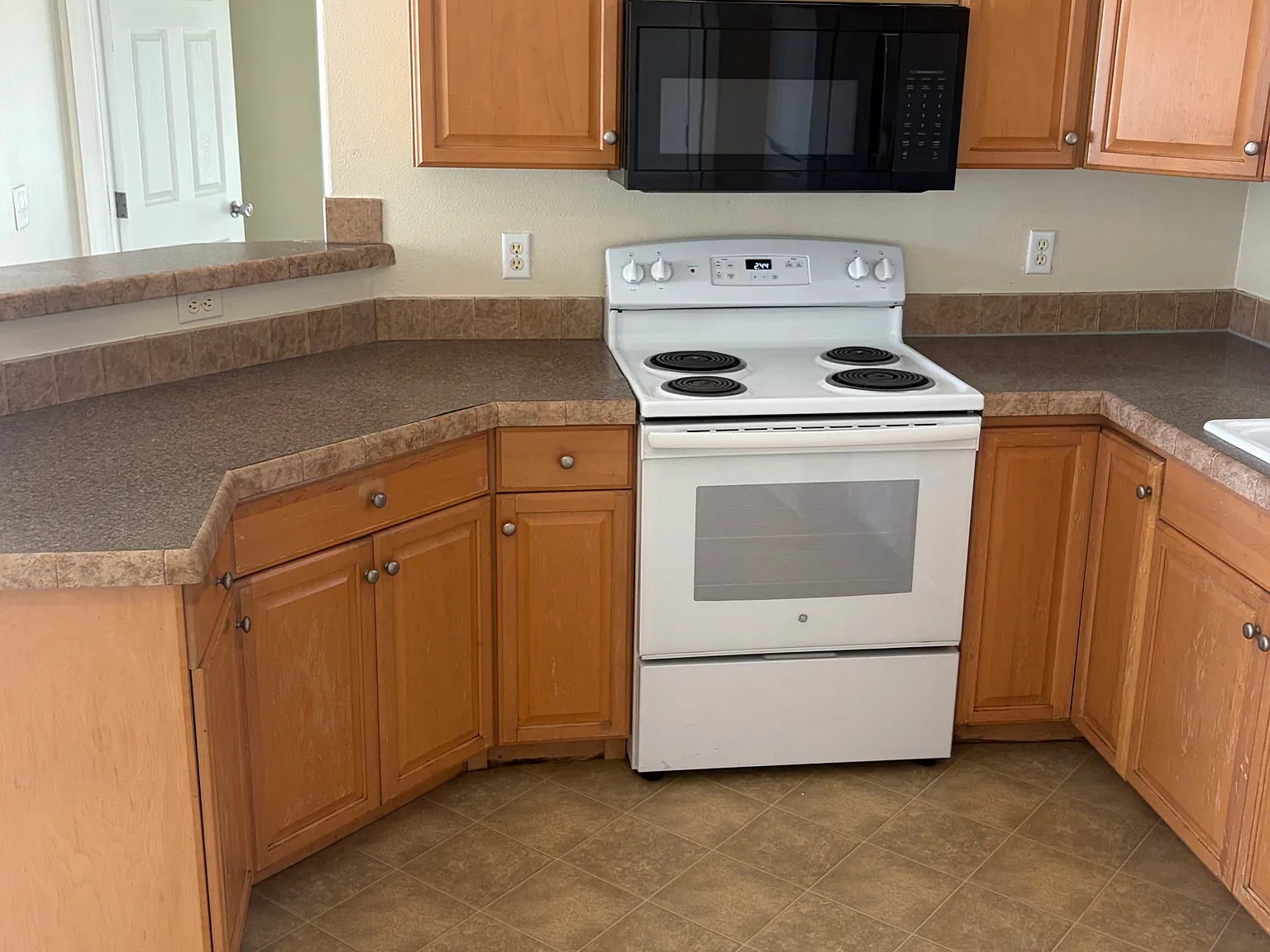 3 bed, 1056 sqft, $1,800 — Photo 2
