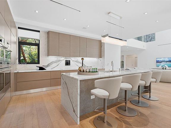 4th image of 2803 Crystal Ct