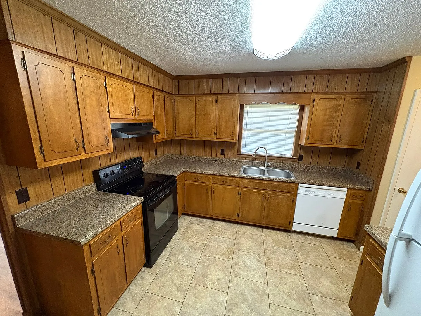 107 Teressa Dr - Available Now! — Photo 2