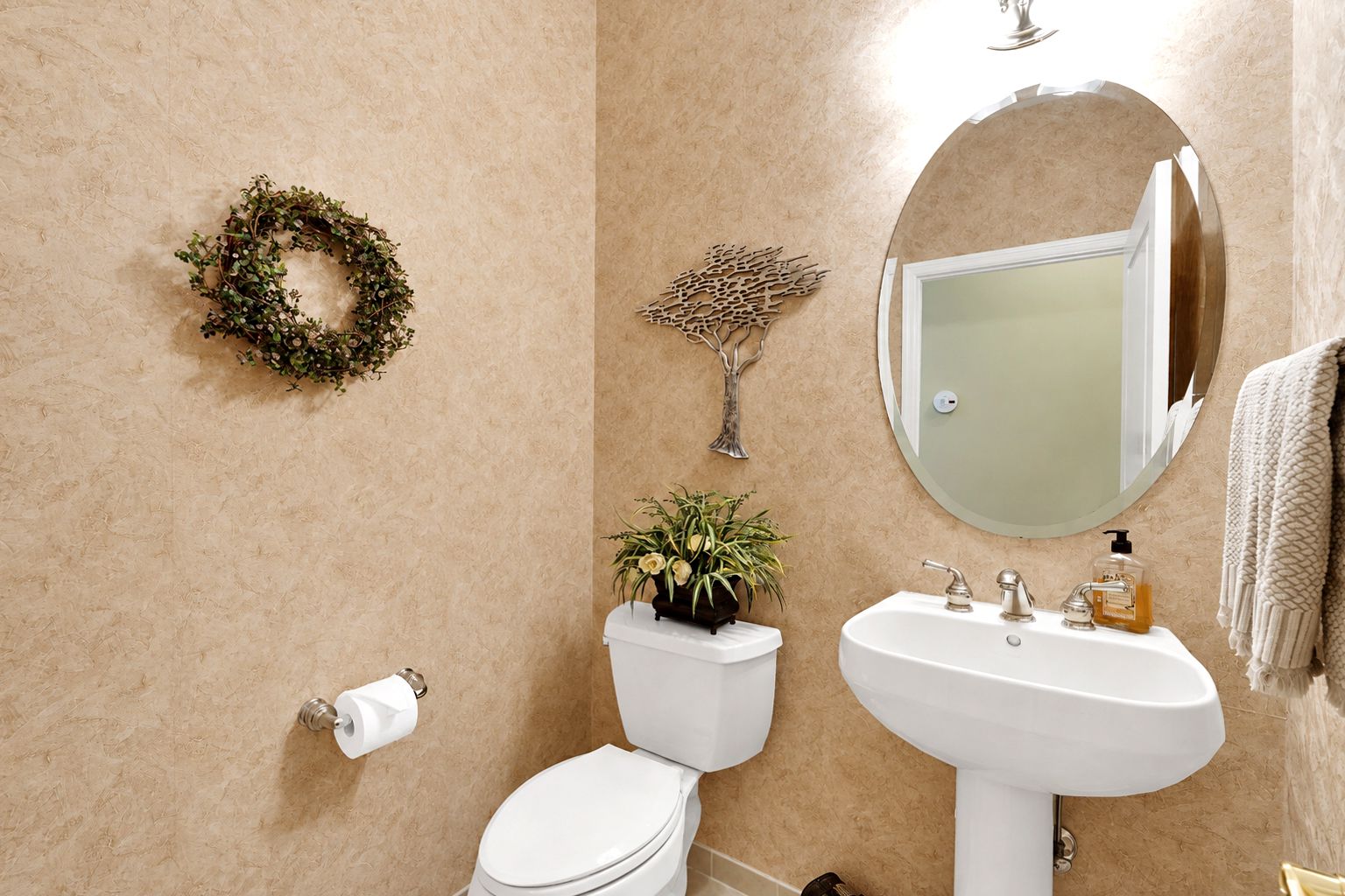  Conveniently located powder room