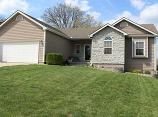 113 Twin Cedar St, Tonganoxie, KS 66086