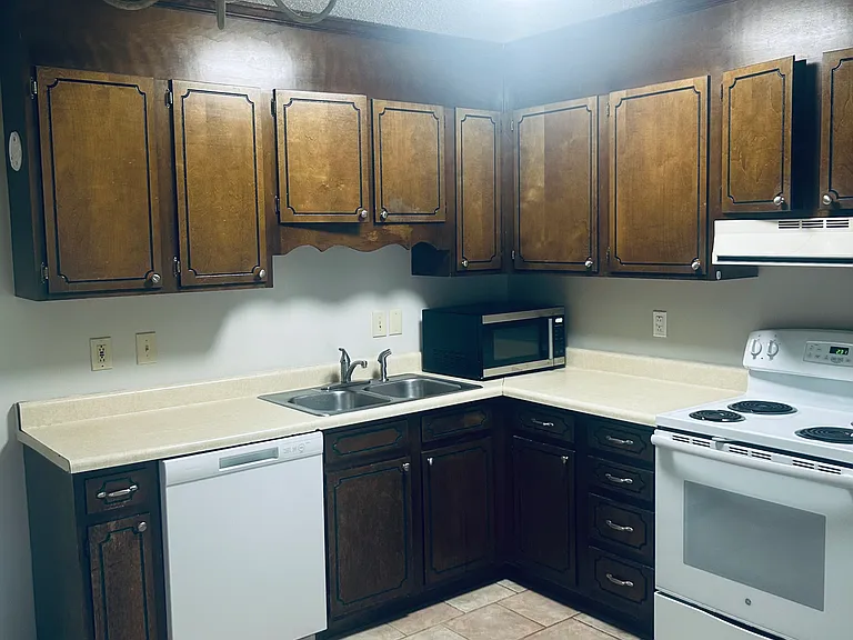 1418 Sharon Dr — Photo 2