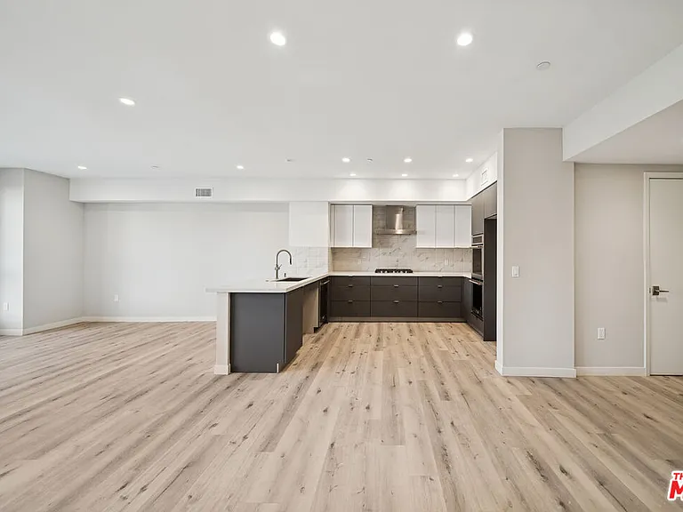 1051 S Corning St #501 — Photo 12